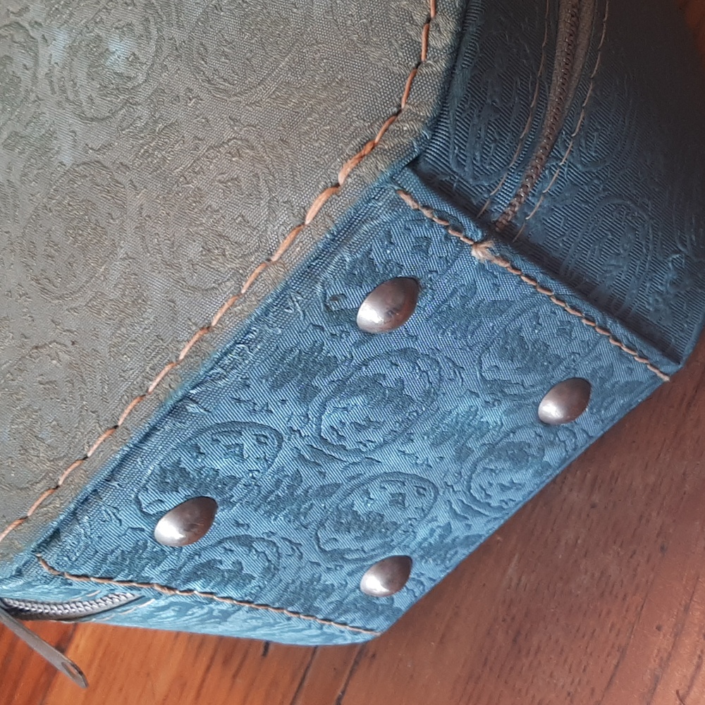 VTG Embossed Teardrop Travel Bag - Picture 4 of 15